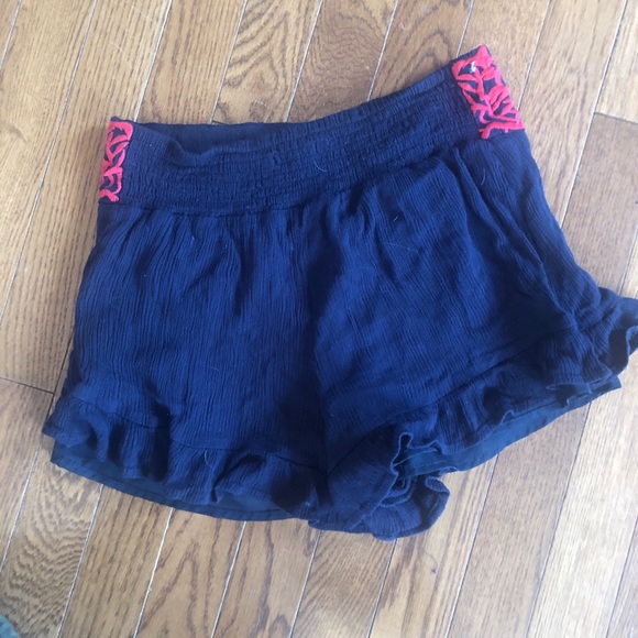 Cute ruffled shorts - Picture 2 of 4